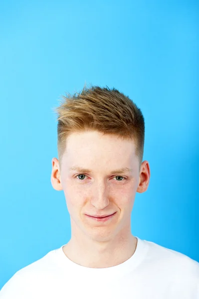 Junger Mann auf blauem Hintergrund — Stockfoto