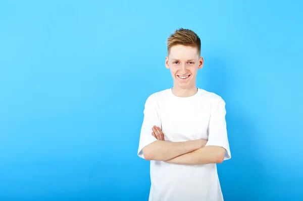 Jonge man op blauwe achtergrond — Stockfoto