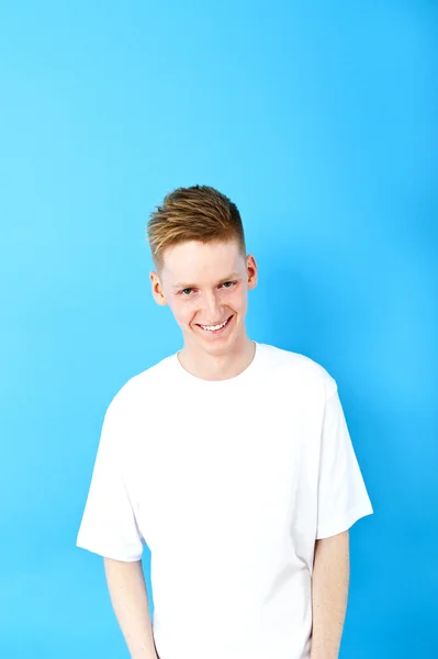 Jonge man op blauwe achtergrond — Stockfoto