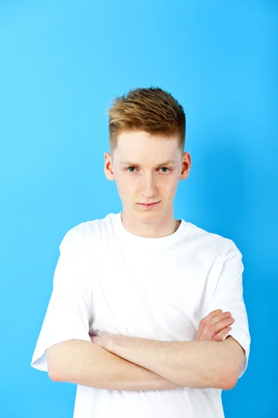 Νεαρός άνδρας σε μπλε φόντο — Φωτογραφία Αρχείου