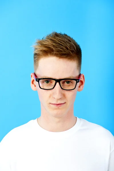 Ung man med glasögon — Stockfoto