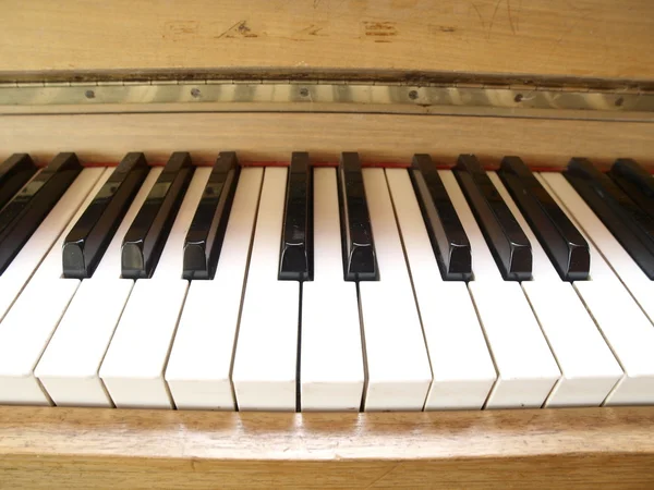 Close-up van oude piano toetsenbord. — Stockfoto