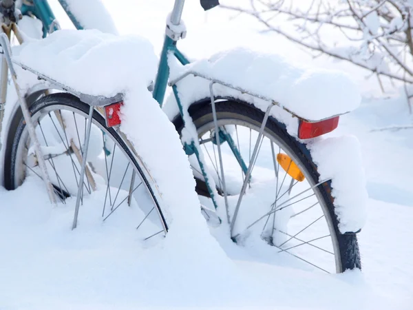 Bicicleta cubierta por nieve blanca — Foto de Stock