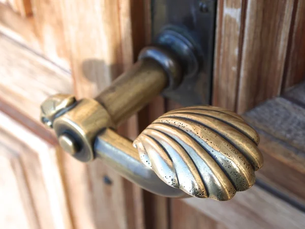 Античная дверная ручка — стоковое фото