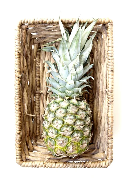 Tropický ananas ovoce v košíku — Stock fotografie