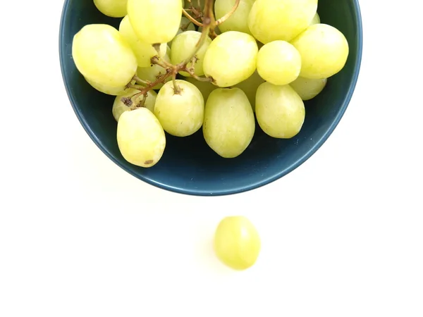 Grappe de raisins frais dans un bol — Photo