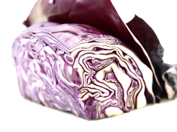 Repollo púrpura aislado sobre fondo blanco — Foto de Stock