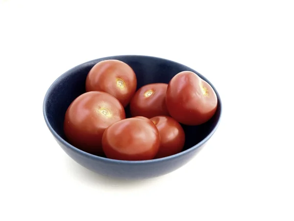 Tomates en un tazón aislado en blanco — Foto de Stock