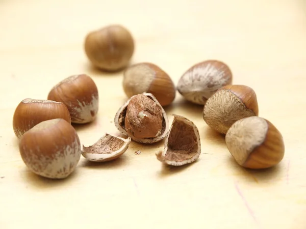 Välsmakande hasselnötter, på brun bakgrund — Stockfoto