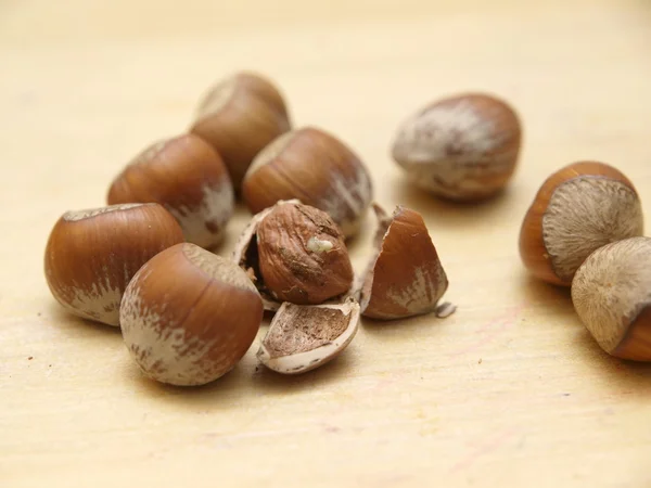Välsmakande hasselnötter, på brun bakgrund — Stockfoto