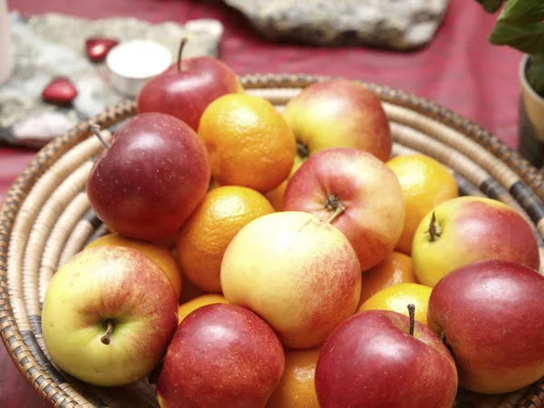 Manzanas rojas maduras frescas en tazón — Foto de Stock