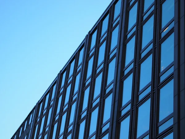 Moderní skleněné siluety na moderní budově — Stock fotografie