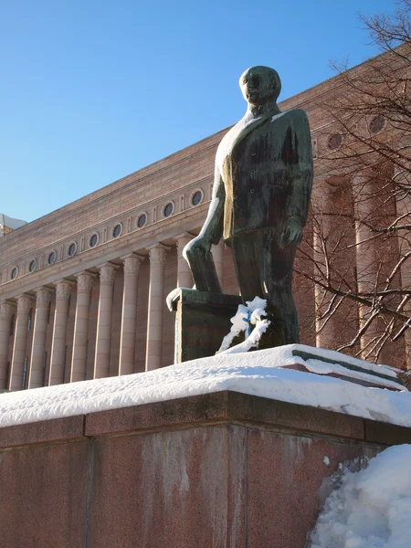 Парламент Финляндии со статуей — стоковое фото
