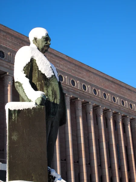 Parlamento de Finlandia con Estatua —  Fotos de Stock