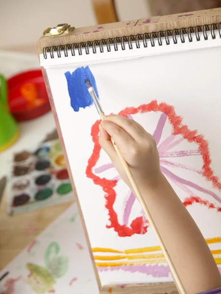 Dziecko rysuje obraz — Zdjęcie stockowe