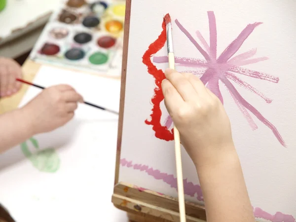 Criança desenha um quadro — Fotografia de Stock