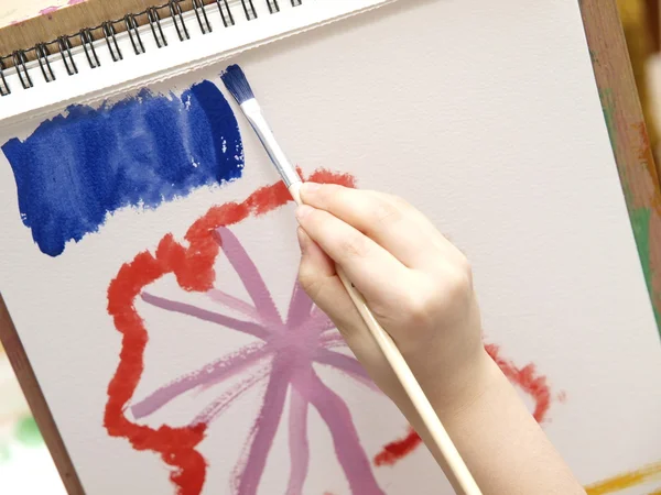 Kind zeichnet ein Bild — Stockfoto