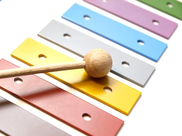 Kolorowe, drewniane ksylofon z młotka na białym — Zdjęcie stockowe