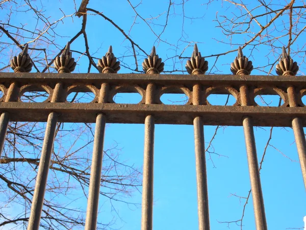 Metalen hek — Stockfoto