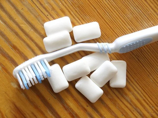 Cepillo de dientes con goma de mascar y pasta dental — Foto de Stock
