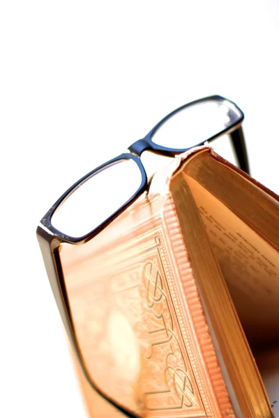 Glazen en boek — Stockfoto
