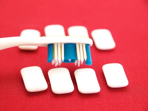 Cepillo de dientes y goma de mascar — Foto de Stock
