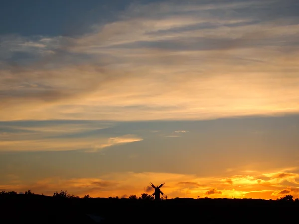 夕阳的风车 — 图库照片