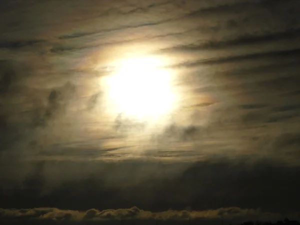 Sol i skyene – stockfoto