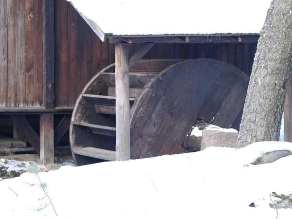 Rueda de madera de un antiguo molino de agua — Foto de Stock