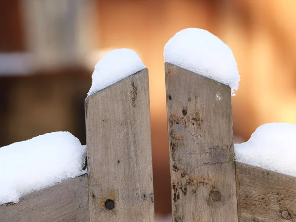 Drewniane ogrodzenie na białym tle — Zdjęcie stockowe
