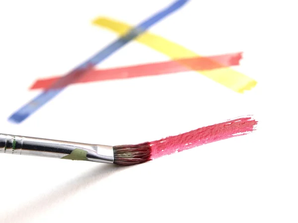 Renkli çizgi ile üzerine beyaz fırça — Stok fotoğraf