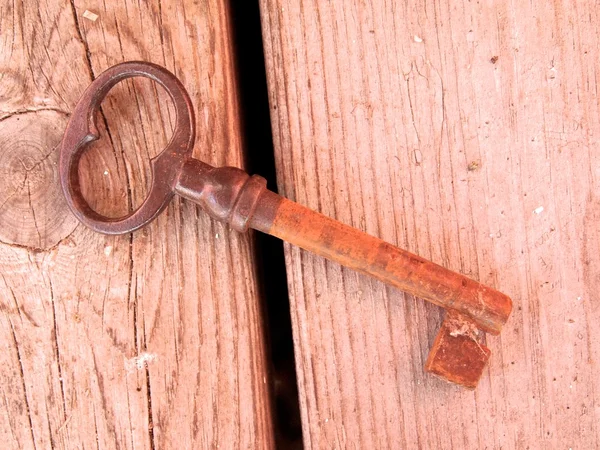 Starý klíč izolovaných na bílém — Stock fotografie