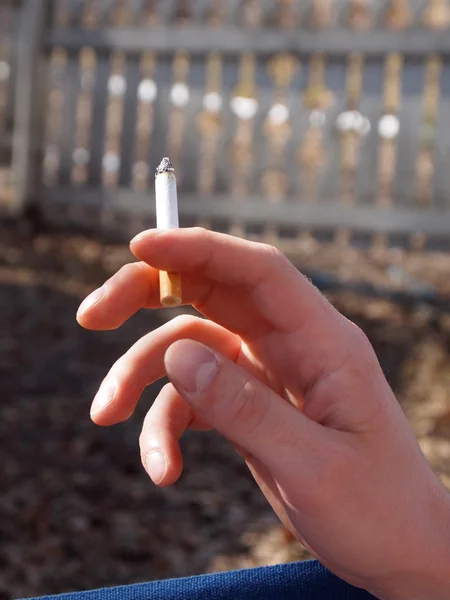 Un primer plano de los dedos sosteniendo un cigarrillo —  Fotos de Stock