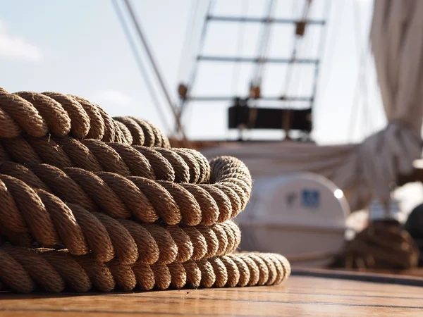 Seil auf einem Segelschiff lizenzfreie Stockfotos