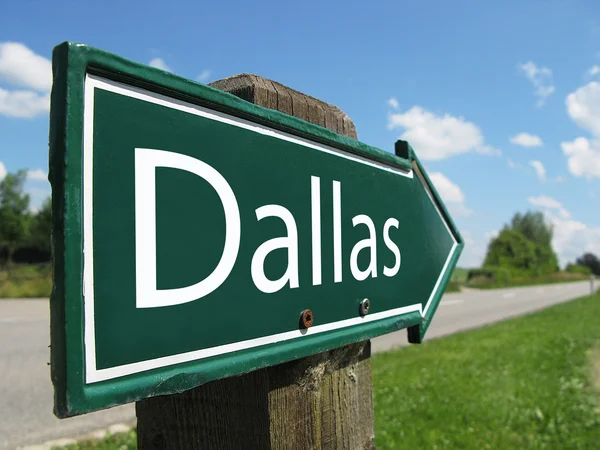 Dallas segnaletica lungo una strada rurale — Foto Stock