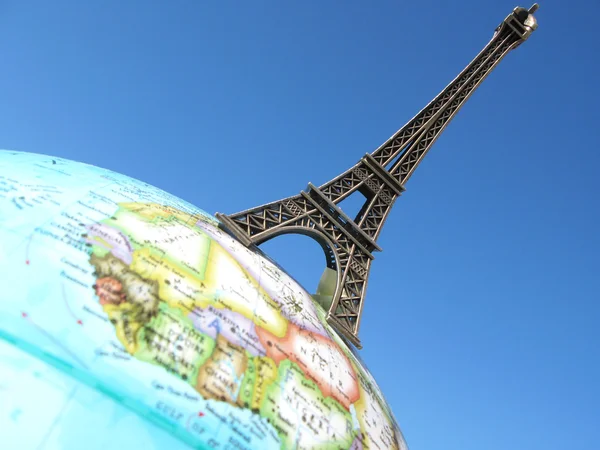 Eiffel tower on the globe — Stock Photo, Image