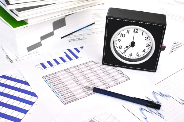 Reloj, archivos y bolígrafo en un informe de mercado —  Fotos de Stock