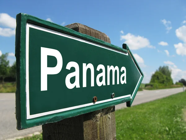 Segnavia PANAMA lungo una strada rurale — Foto Stock