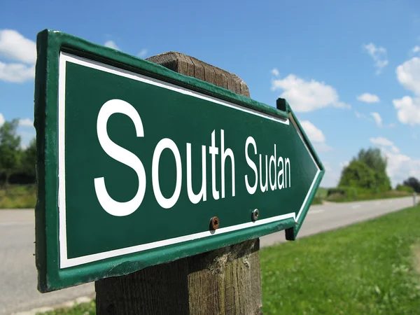 一条农村公路的南苏丹路标。 — 图库照片