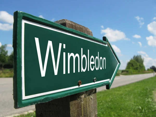 WIMBLEDON sinalização ao longo de uma estrada rural — Fotografia de Stock