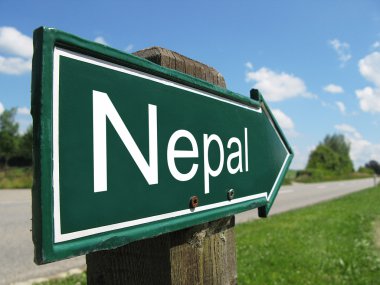 Nepal tabelasını kırsal bir yol boyunca