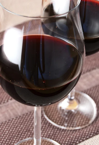 Czerwone wino w kieliszkach — Zdjęcie stockowe