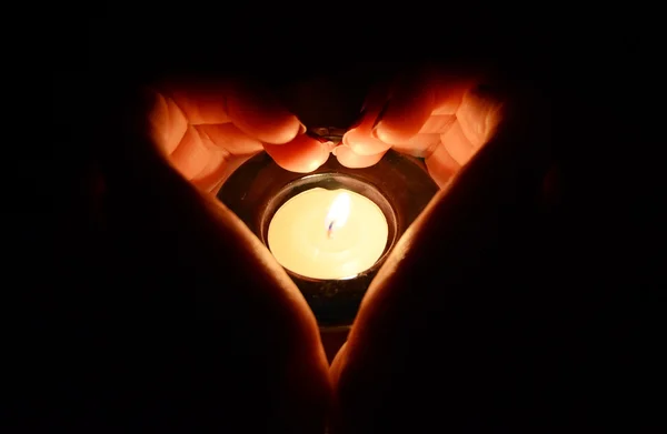 La vela en las manos — Foto de Stock