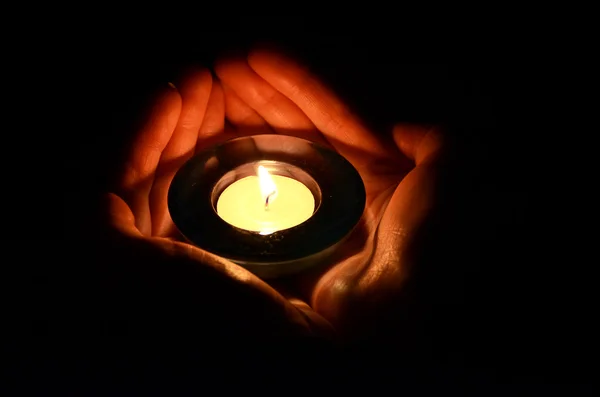 Kerze in den Händen — Stockfoto
