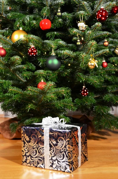 Presente sob a árvore de Natal — Fotografia de Stock
