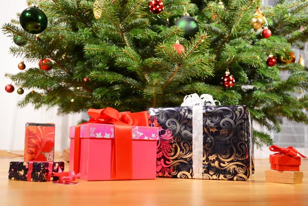 Δώρα κάτω από το χριστουγεννιάτικο δέντρο — Φωτογραφία Αρχείου