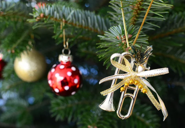 Brinquedos na árvore de Natal — Fotografia de Stock