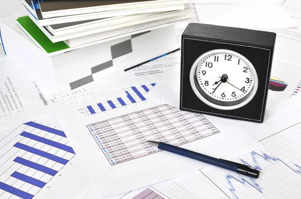Relógio, arquivos e caneta em um relatório de mercado — Fotografia de Stock