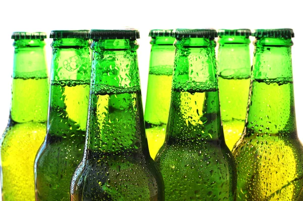 Reihe von Bierflaschen — Stockfoto