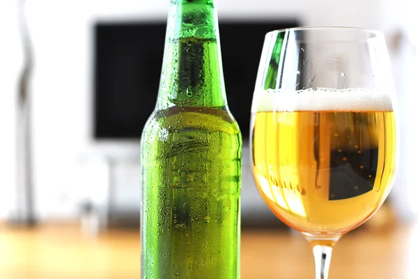 Glas Bier gegen Fernseher — Stockfoto